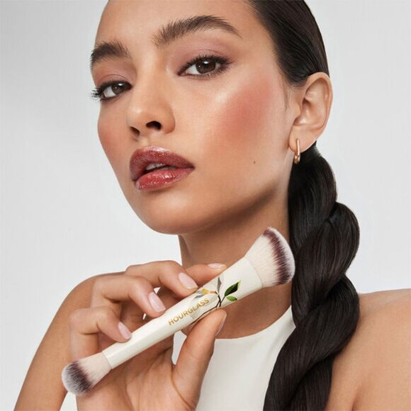 NIB ✅ Hourglass Ambient LIGHTING EDIT Brush II SWAN HOLIDAY 2025✨ NEW IN BOX - Picture 3 of 6